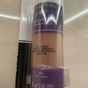 COVERGIRL Advanced Radiance Foundation in Soft Honey (Beige/Tan)